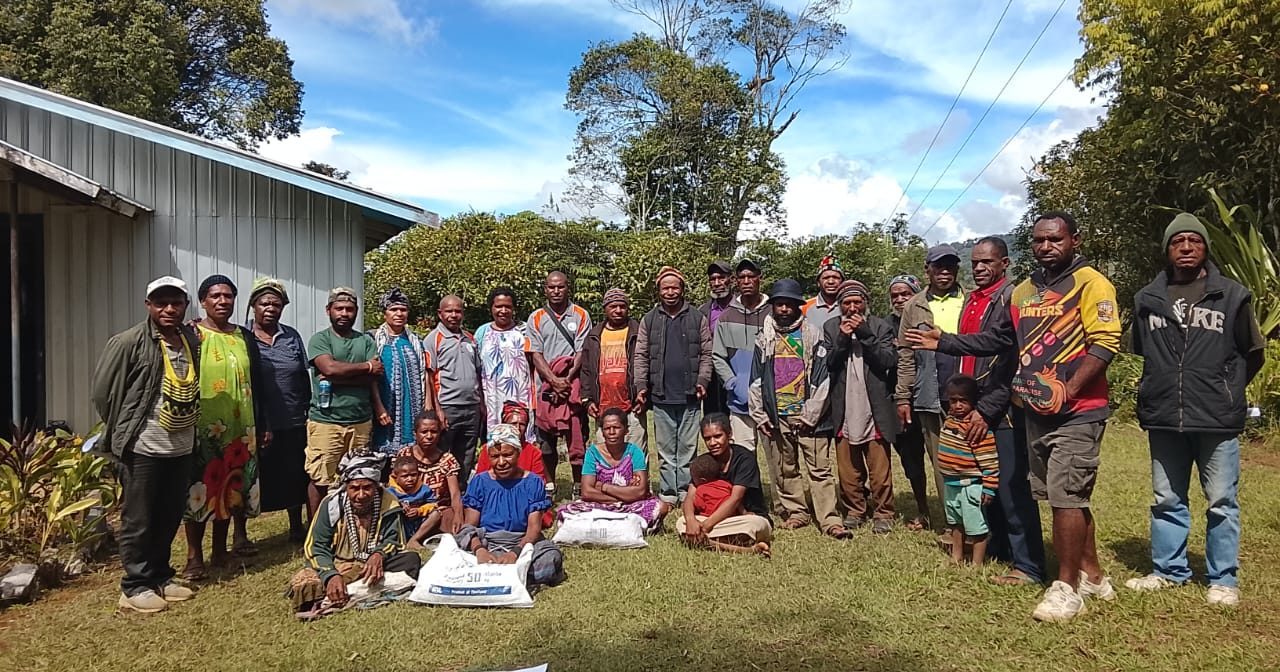 A community group at a Community Curriculum session in Tigiri, Southern Highlands