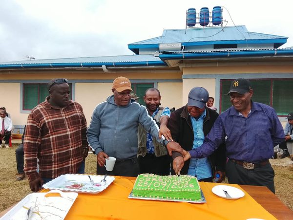 Invited guests cut the graduation cake. Catholic Diocese of Mendi, Lower Mendi Parish Centre, Tepe, Southern Highlands. September 2026.